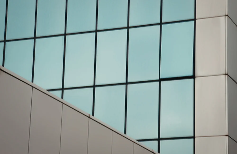 กระจกสะท้อนแสง (Reflective Glass)